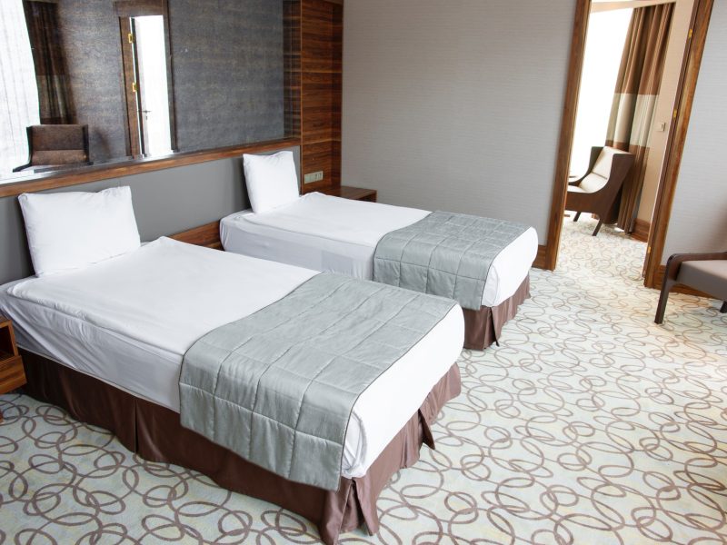 carpeted-hotel-room